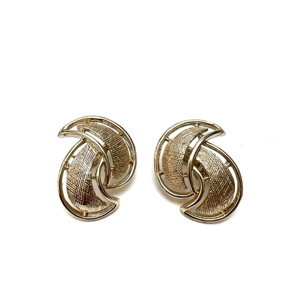 Vintage Coro Signed Retro Textured Goldtone Wave Clip On Earrings - Picture 1 of 5